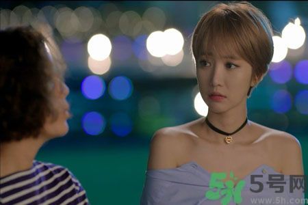 穿露肩服裝好搭配嗎？露肩衣服怎么搭配性感？