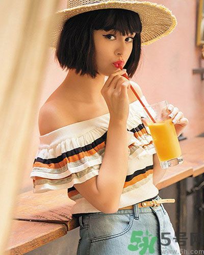 穿露肩服裝好搭配嗎？露肩衣服怎么搭配性感？