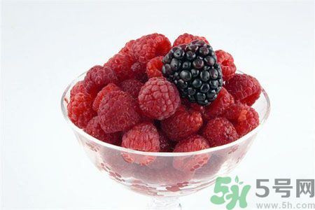 長(zhǎng)痘痘肌膚干燥怎么辦？肌膚干燥吃什么食物好？
