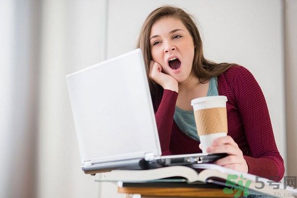 19歲女睡神走哪睡哪竟是病？什么是發作性睡??？