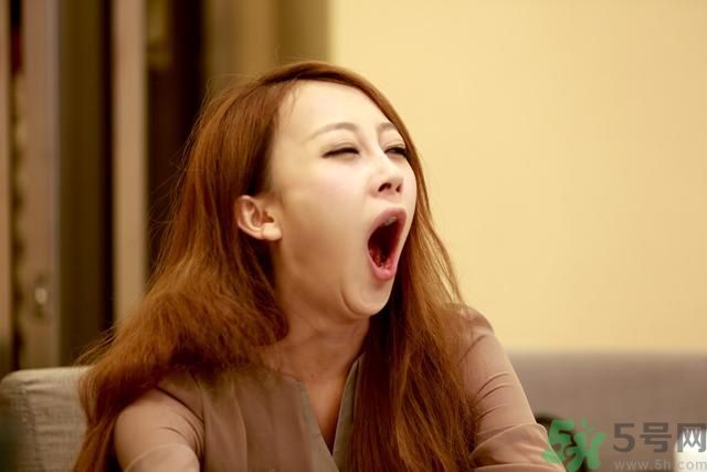 19歲女睡神走哪睡哪竟是??？什么是發作性睡病？