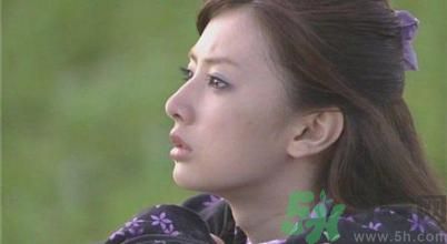 ?17歲女生有喉結正常嗎？17歲女生喉結突出怎么辦？