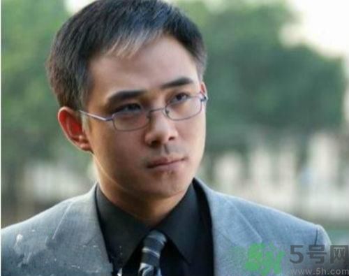 年輕人長白頭發(fā)怎么辦？年輕人長白頭發(fā)是什么原因？