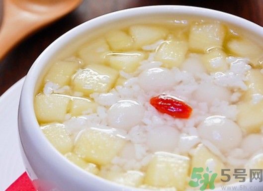蘋果煮熟了還有營(yíng)養(yǎng)嗎？蘋果煮熟吃有什么好處？