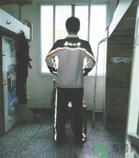 校服帶反光標(biāo)志防早戀是怎么回事？校服為什么要帶反光標(biāo)志？