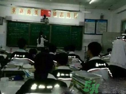 校服帶反光標(biāo)志防早戀是怎么回事？校服為什么要帶反光標(biāo)志？