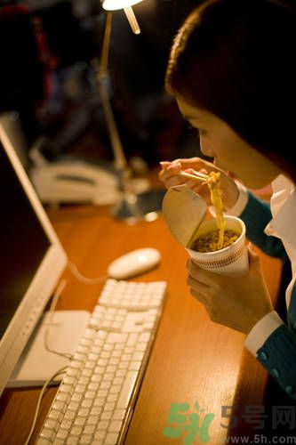 晚上12點吃東西好嗎？晚上12點吃東西會胖嗎？