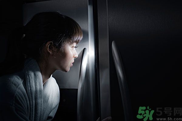 晚上12點吃東西好嗎？晚上12點吃東西會胖嗎？