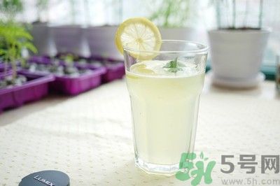 每天喝檸檬水能美白嗎？每天喝檸檬水好不好？