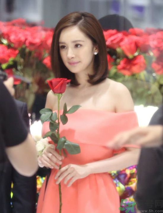 一字肩衣服適合什么人？一字肩衣服怎么穿？