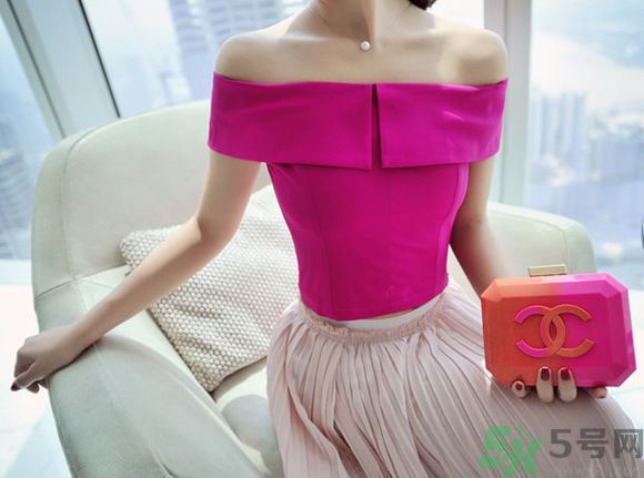 一字肩衣服適合什么人？一字肩衣服怎么穿？