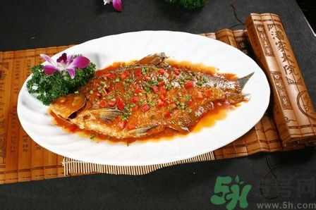 武昌魚是鳊魚嗎？武昌魚和鳊魚區別哪個好吃？