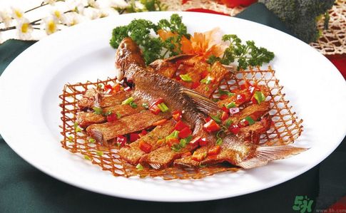 武昌魚是鳊魚嗎？武昌魚和鳊魚區別哪個好吃？