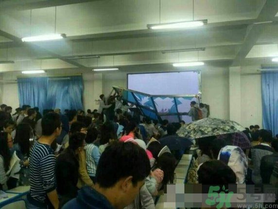 哪個學(xué)校學(xué)校窗戶突然倒塌？男生拼命護住女生 ！