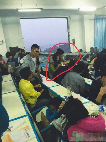 哪個學(xué)校學(xué)校窗戶突然倒塌？男生拼命護住女生 ！