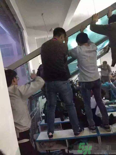 哪個學(xué)校學(xué)校窗戶突然倒塌？男生拼命護住女生 ！
