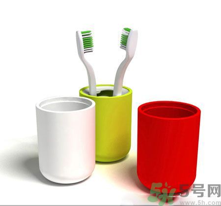 牙齦出血要換牙刷嗎？牙刷多久換一次好？
