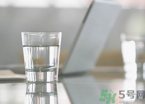 白開水隔幾天還能喝嗎？喝白開水要注意什么？