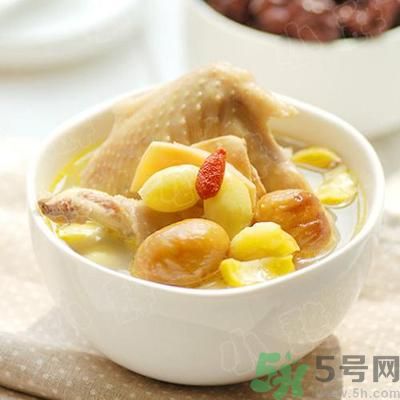 燉雞湯什么時候放鹽？燉雞湯不要先放鹽？