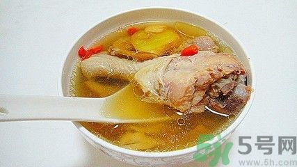 燉雞湯用冷水還是熱水？雞湯用冷水可以嗎？