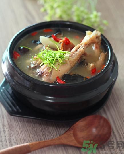 燉雞湯用冷水還是熱水？雞湯用冷水可以嗎？