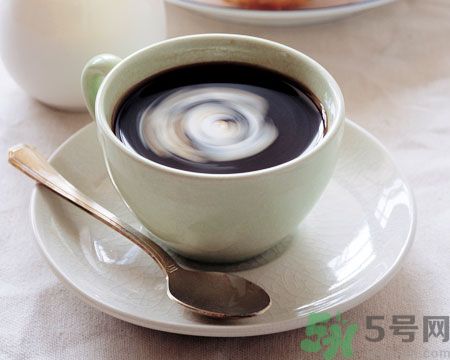 吃了感冒藥還可以喝咖啡嗎？感冒片和咖啡一起吃有什么影響？