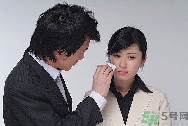 一生氣就流眼淚是怎么回事？生氣流淚怎么辦？
