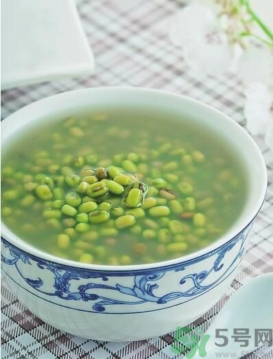 菊花晶能喝綠豆湯一起喝嗎？菊花晶和綠豆湯可以一起喝嗎？