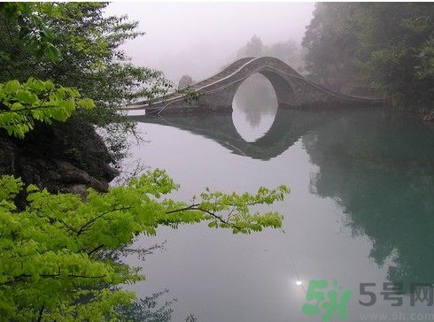 西安一高校多名學生嘔吐腹瀉原因是什么？多名學生嘔吐腹瀉是哪個學校？