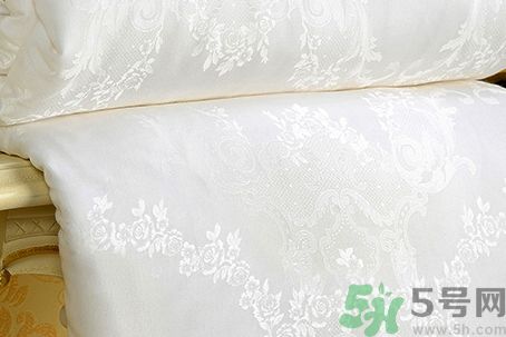 蠶絲被和絲綿被哪個好?蠶絲被和絲綿被的區別