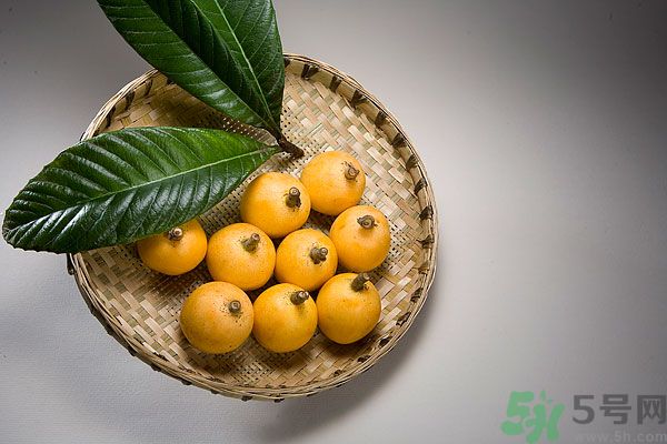 枇杷能跟百合一起煮嗎？ 枇杷能和銀耳一起煮嗎？