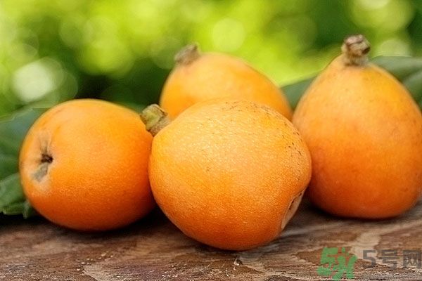 枇杷能跟百合一起煮嗎？ 枇杷能和銀耳一起煮嗎？