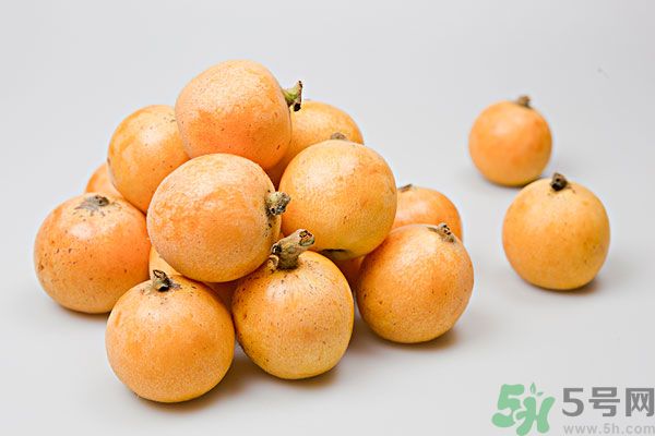 枇杷能跟百合一起煮嗎？ 枇杷能和銀耳一起煮嗎？