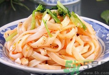 吃涼皮可以喝啤酒嗎？吃涼皮喝啤酒會(huì)怎么樣？