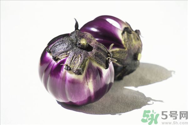 茄子里面有黑點能吃嗎？茄子里面黑了能吃嗎？