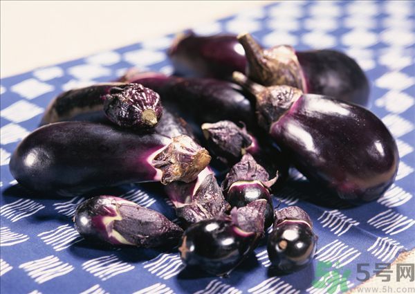 茄子里面發(fā)棕色能吃嗎？茄子里面有褐色能吃嗎？