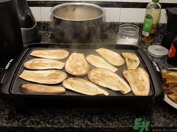 茄子里面發(fā)棕色能吃嗎？茄子里面有褐色能吃嗎？