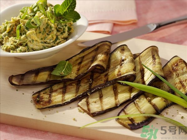茄子里面發(fā)棕色能吃嗎？茄子里面有褐色能吃嗎？