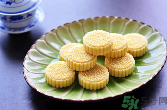 吃綠豆糕能喝啤酒嗎？吃綠豆糕喝啤酒好不好？