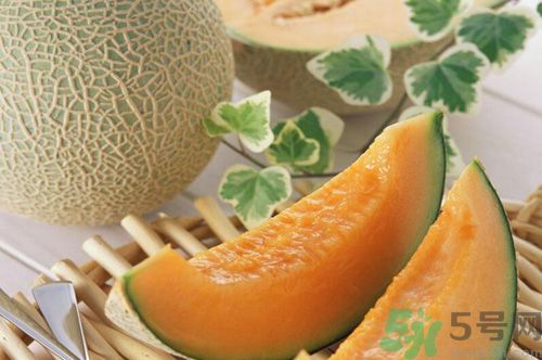 吃哈密瓜可以喝可樂(lè)嗎？喝可樂(lè)可以吃哈密瓜嗎？