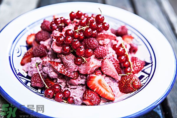 草莓和什么榨汁好喝？草莓榨汁搭配什么好？