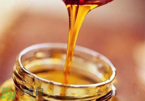 蜂蜜放在冰箱里結(jié)白晶是怎么回事？蜂蜜放在冰箱里結(jié)白晶可以吃嗎？