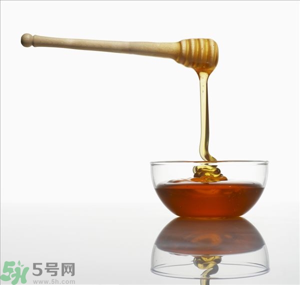蜂蜜放久了有酒味是怎么回事？蜂蜜有酒味還能喝嗎？