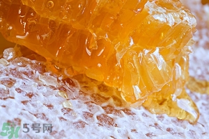 蜂蜜放久了有酒味是怎么回事？蜂蜜有酒味還能喝嗎？