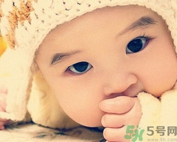 小孩指甲發白是怎么回事？小孩指甲發白怎么辦？