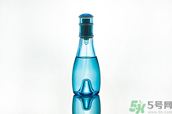 香水過(guò)敏了怎么辦？噴香水對(duì)身體有害嗎？