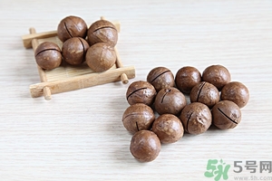 夏威夷果發黃好不好？夏威夷果這么硬怎么吃？