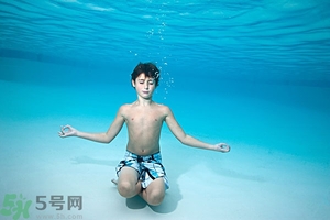 吃完晚飯可以立即游泳嗎？吃完飯游泳對身體好嗎？