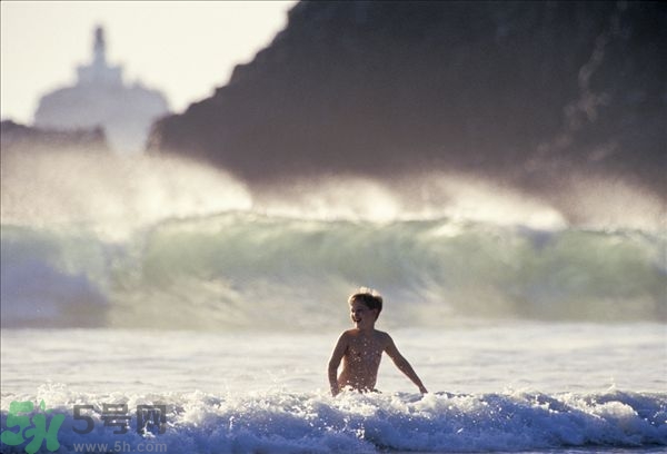 游泳不帶泳鏡可以嗎？在水下可以睜開眼睛嗎？