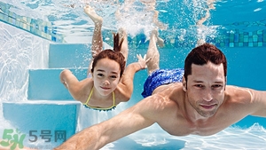游泳不帶泳鏡可以嗎？在水下可以睜開眼睛嗎？